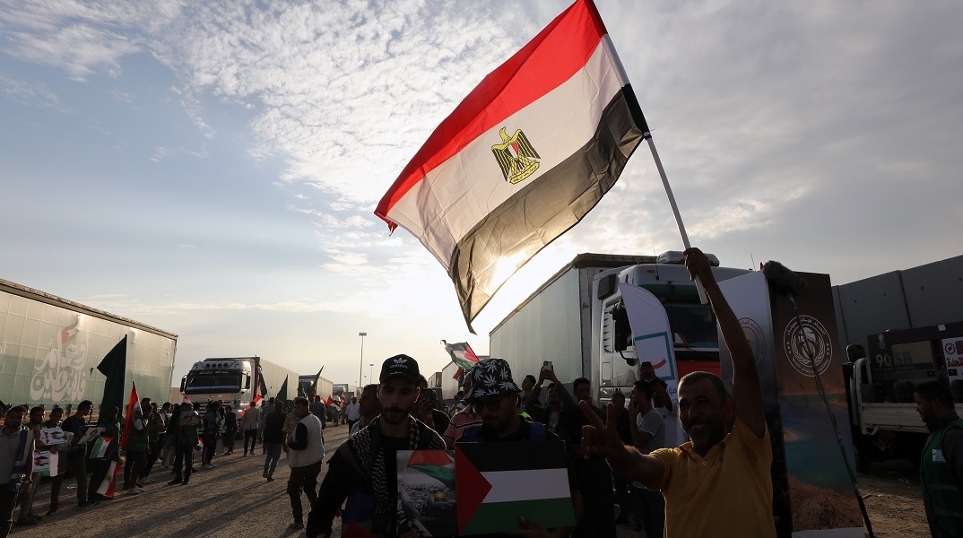 Άνθρωποι με σημαίες της Αιγύπτου και της Παλαιστίνης στο πέρασμα της Ράφα