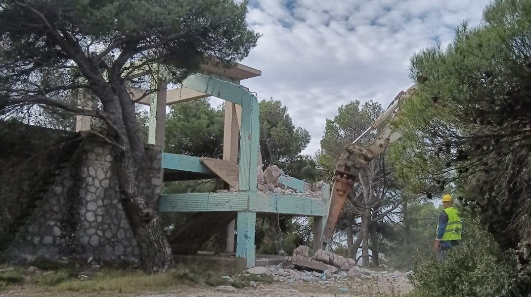 Κατεδάφιση αυθαιρέτου στην Πάρνηθα