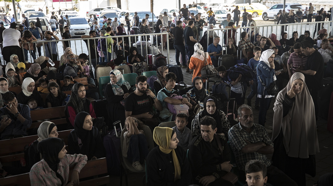 Άνθρωποι περιμένουν στο συνοριακό πέρασμα της Ράφα