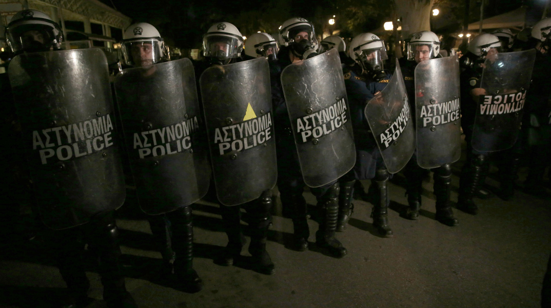 Δυνάμεις των ΜΑΤ στην αντιφασιστική συγκέντρωση στο Νέο Ηράκλειο