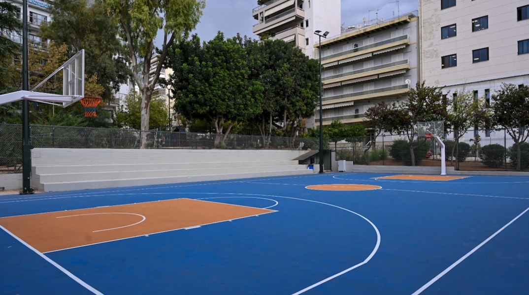Δήμος Αθηναίων: Ολοκληρώθηκαν οι εργασίες ανακαίνισης σε εννέα ανοιχτά γήπεδα μπάσκετ	