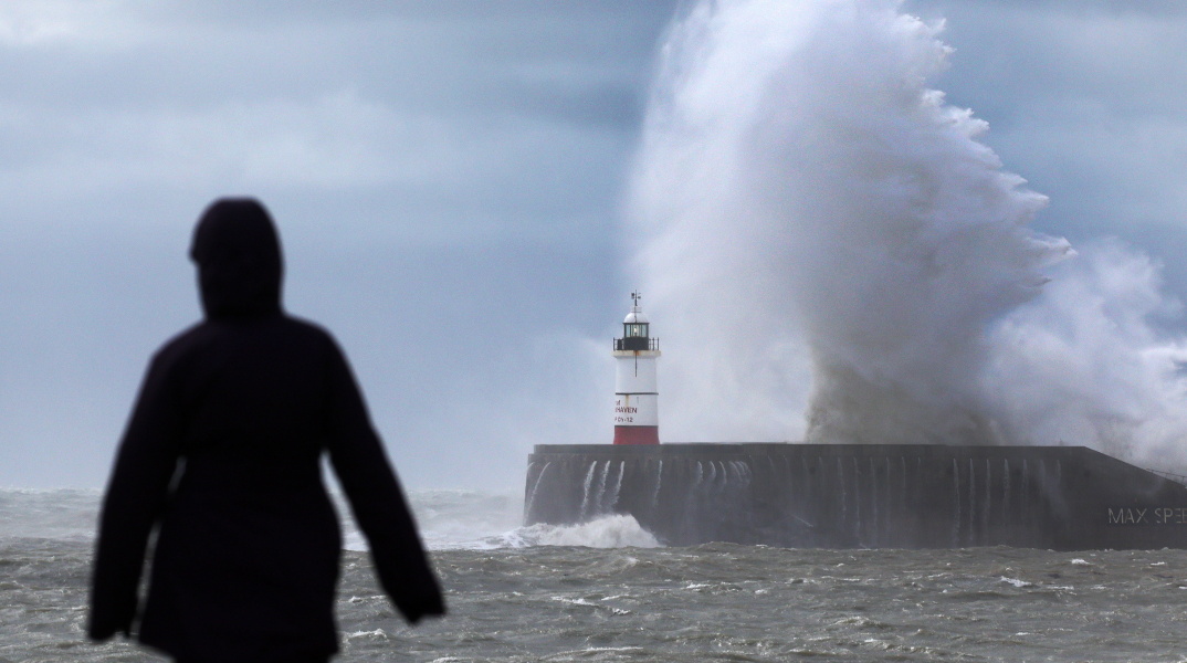 Τεράστια κύματα στη Βρετανία από την κακοκαιρία Κιάραν