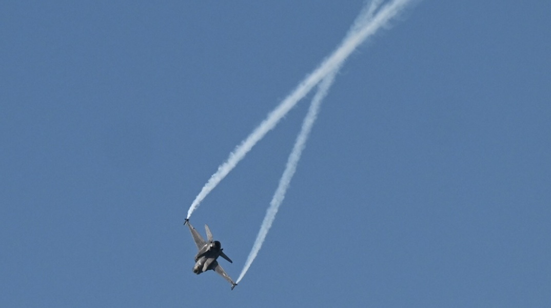 Αεροπορική επίδειξη στον Φλοίσβο για τον εορτασμό του Προστάτη της Πολεμικής Αεροπορίας
