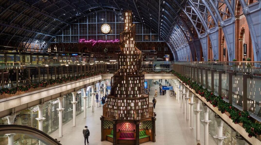 Χριστουγεννιάτικο δέντρο από βιβλία στον σταθμό St Pancras