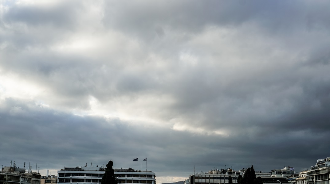Με νεφώσεις και σποραδικές βροχές θα κλείσει η εβδομάδα - Που αναμένονται ήπιες καταιγίδες και χιονοπτώσεις