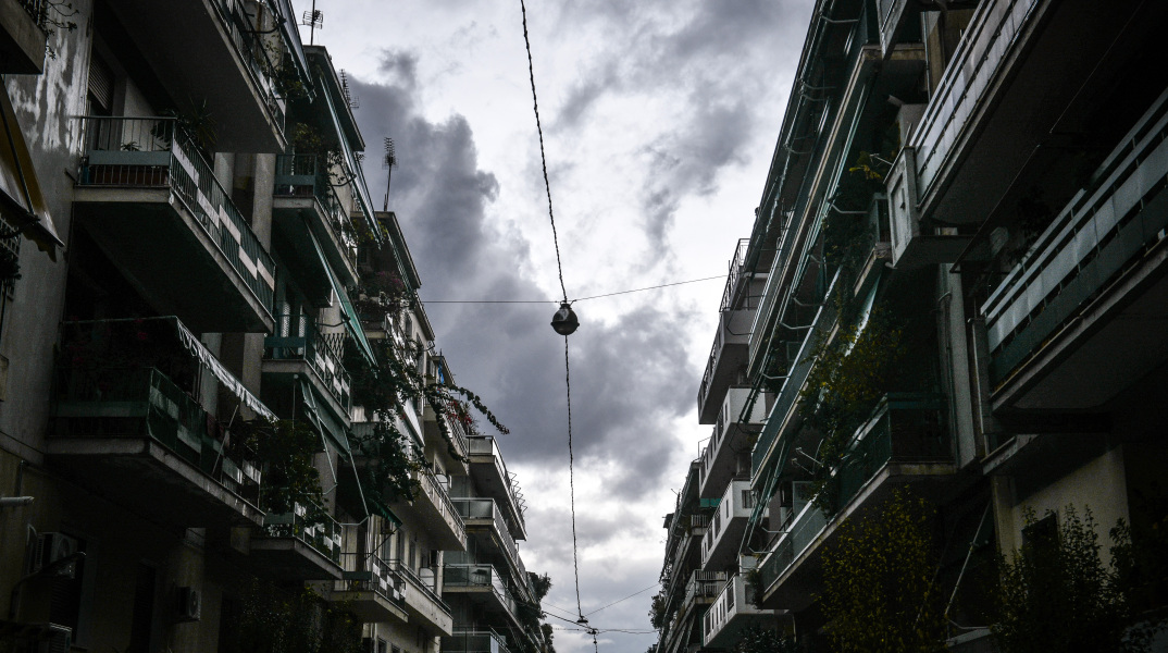 Πολυκατοικίες και σύννεφα