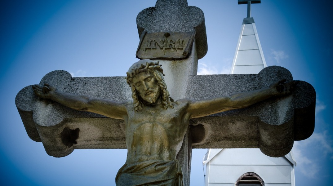 Σταυρός έξω από εκκλησία