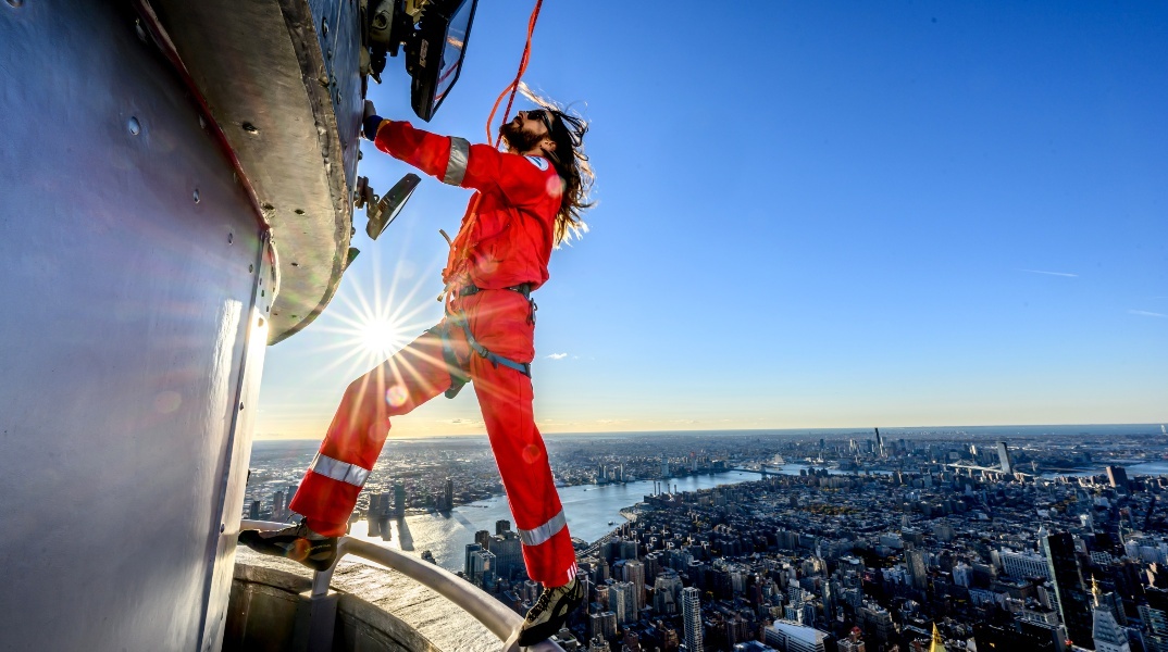Ο Jared Leto έγινε το πρώτο άτομο που ανέβηκε νόμιμα στο Empire State Building για την προώθηση της νέας του περιοδείας με τους 30 Seconds to Mars