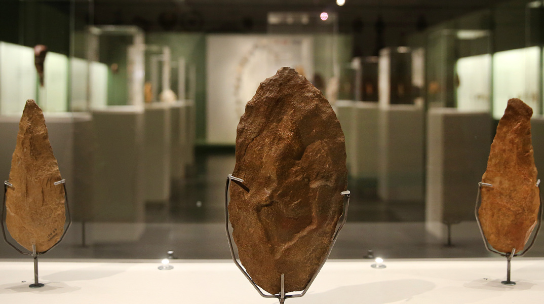 Λογχοειδείς χειροπέλεκεις από χαλαζίτη, περ. 600.000-300.000 χρόνια, που βρέθηκαν στο Σουδάν και εκτίθενται στην έκθεση " Οι απαρχές της Γλυπτικής", στο Μουσείο Μπενάκη