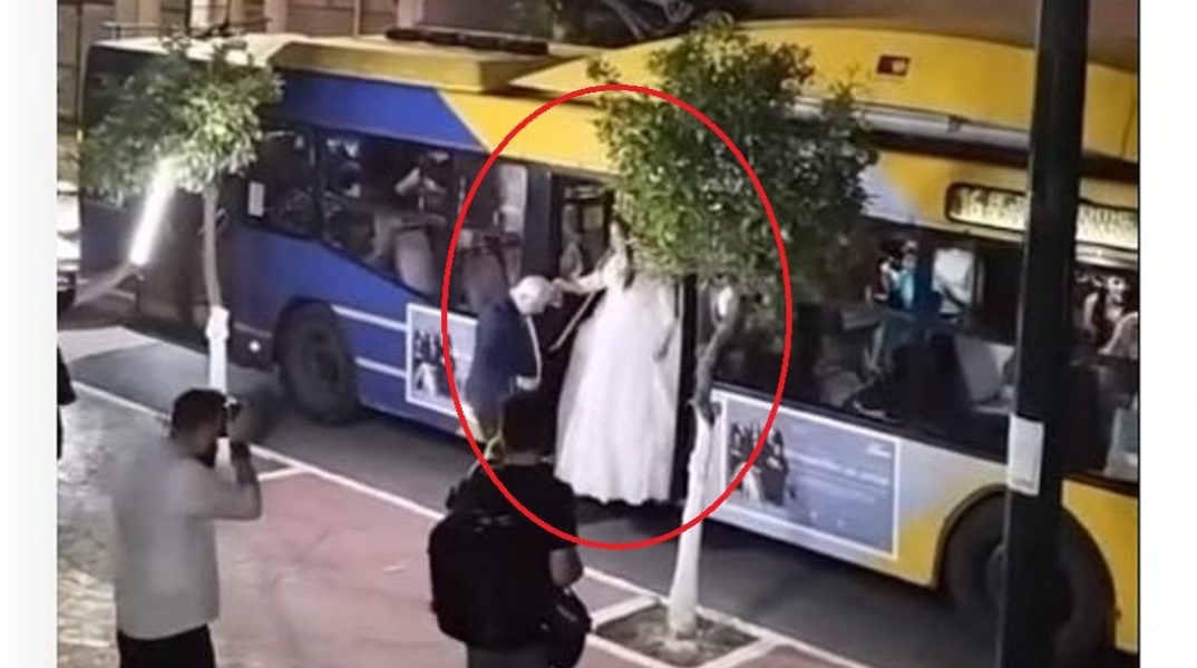 Η νύφη πήγε με τρόλεϊ στα Καμίνια
