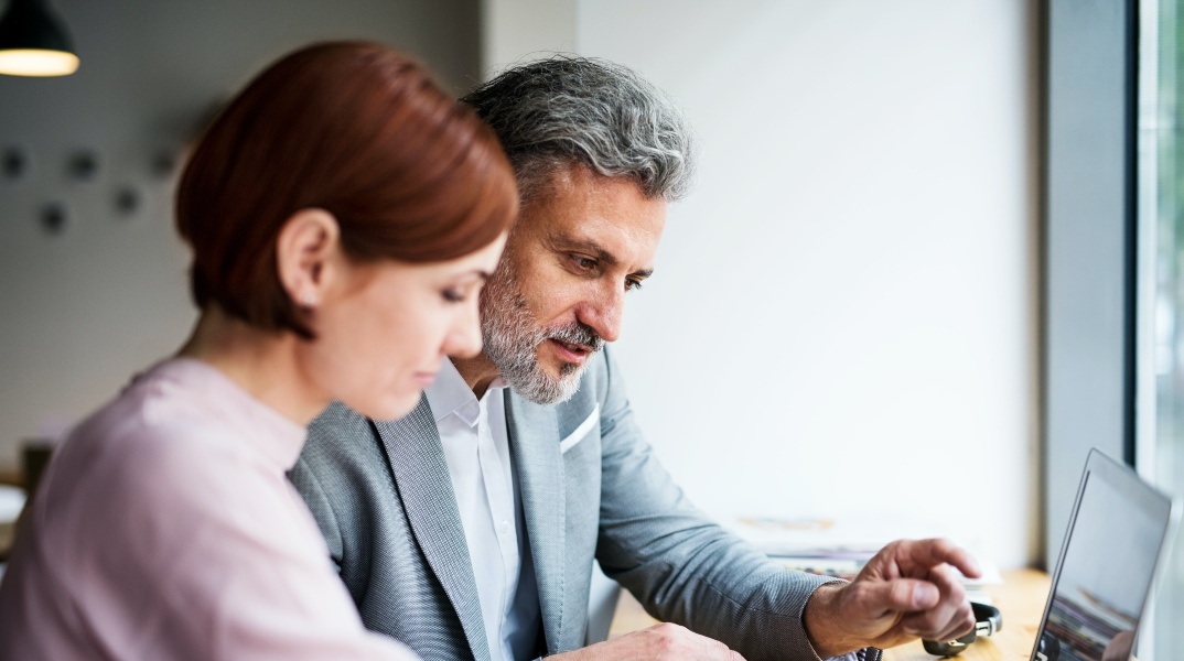 Οι γυναίκες στην EE αμείβονται κατά 13% λιγότερο από τους άνδρες για την ίδια εργασία