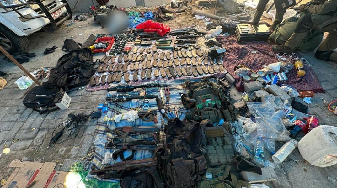 Όπλα που ισχυρίζεται ότι βρήκε ο ισραηλινός στρατός στο νοσοκομείο Αλ Σίφα