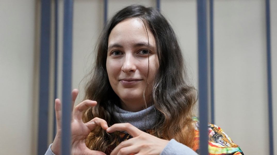 Ρωσία:  Δικαστήριο καταδίκασε σε 7 χρόνια φυλακή 33χρονη καλλιτέχνιδα για διαμαρτυρία κατά του πολέμου στην Ουκρανία	