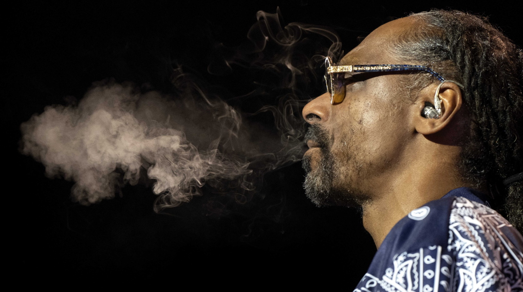 O Snoop Dogg καπνίζει σε παλαιότερη συναυλία
