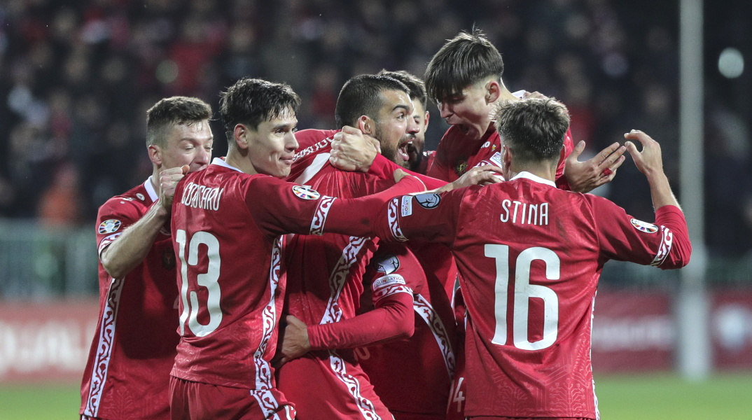 Οι Αλβανοί ποδοσφαιριστές πανηγυρίζουν την πρόκριση στην τελική φάση του Euro 2024