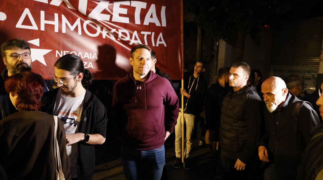 Ο Στέφανος Κασσελάκης μπροστά από το πανό της Νεολαίας ΣΥΡΙΖΑ κατά την πορεία για το Πολυτεχνείο