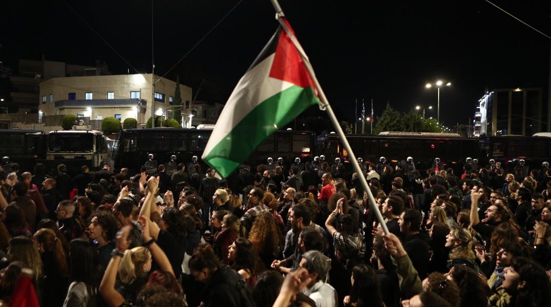 Η πορεία για το Πολυτεχνείο έξω από την ισραηλινή πρεσβεία