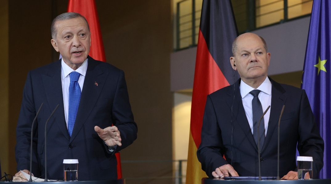 Ο Τούρκος Πρόεδρος Ρετζέπ Ταγίπ Ερντογάν κατά τη διάρκεια συνέντευξης Τύπου με τον Γερμανό Καγκελάριο Όλαφ Σολτς στην Καγκελαρία του Βερολίνου 