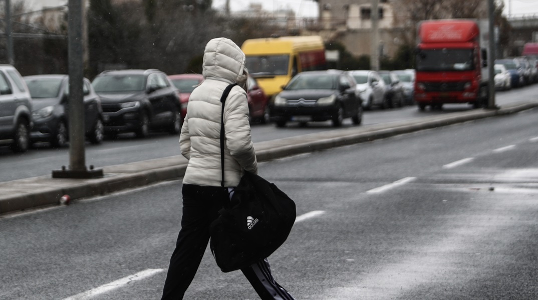Καιρός: Καταφθάνει το «τσουχτέρο» κρύο με βροχές 