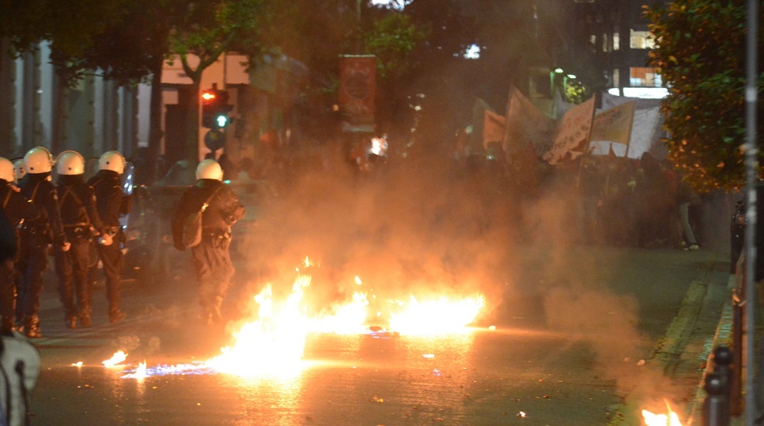 Πάτρα: Ένταση στη πορεία για το Πολυτεχνείο