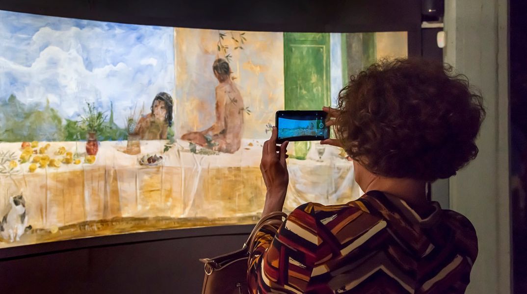 Φωτεινή Στεφανίδη: Η Σιωπηλή Ευωχία είναι ένα ατελείωτο εικαστικό τραπέζωμα 