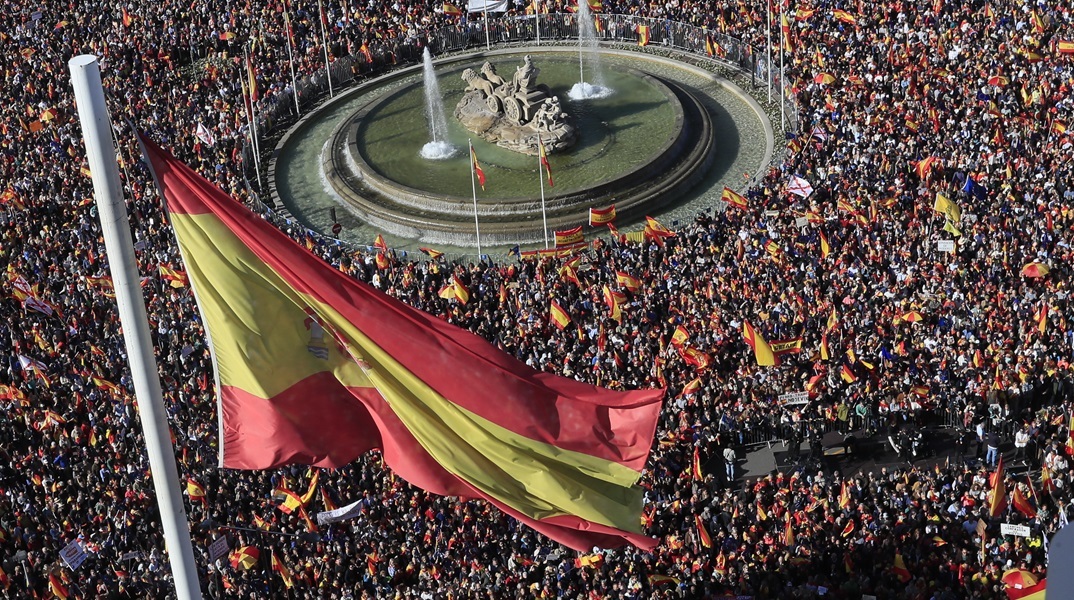 Πλήθος κόσμου κατά του Σάντσεθ στη Μαδρίτη