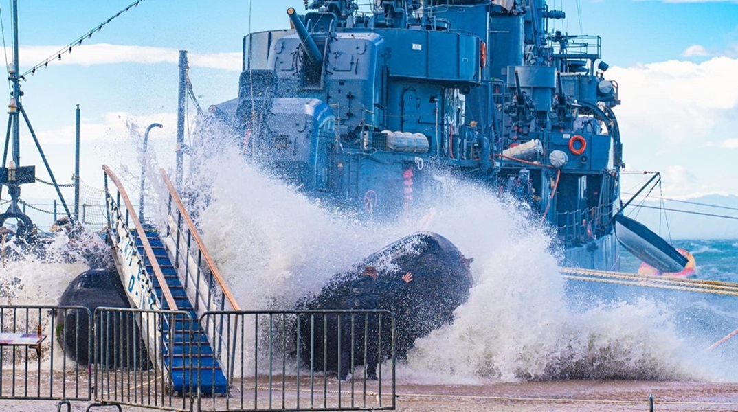 Θεσσαλονίκη: «Χτυπήθηκε» από την φουρτούνα το ιστορικό αντιτορπιλικό «Βέλος»