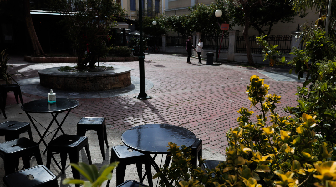 Τραπεζοκαθίσματα στην πλατεία Καρύτση