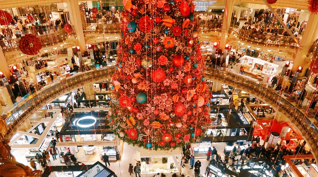 Εορταστική ωράριο 2023: Ποιες Κυριακές θα παραμείνουν ανοιχτά τα καταστήματα - Πότε θα ξεκινήσουν οι εκπτώσεις