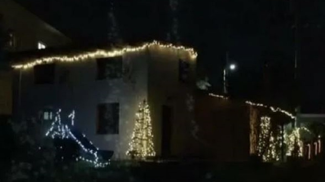 Το στολισμένο σπίτι στο Αλιβέρι με τα 6.000 λαμπάκια 
