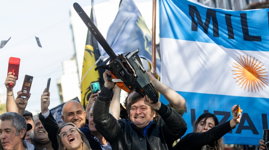 Javier Milei: Ο νέος αναρχοκαπιταλιστής πρόεδρός της Αργεντινή με το αλυσοπρίονο είναι εδώ 