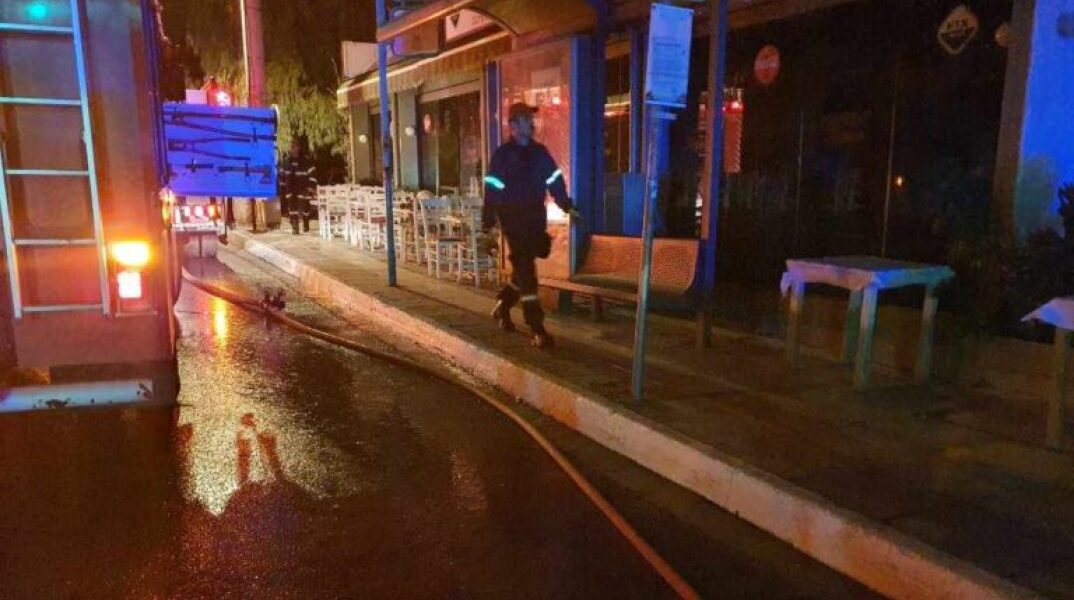 Φωτιά σε ψητοπωλείο στην Πεύκη