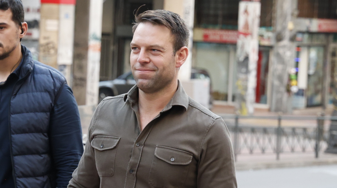 Ο Στέφανος Κασσελάκης προσερχόμενος στα γραφεία του ΣΥΡΙΖΑ