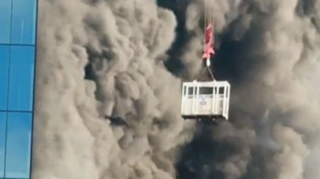 Βρετανία: Συγκλονιστική διάσωση εργάτη από φλεγόμενο κτίριο - Δείτε το βίντεο 