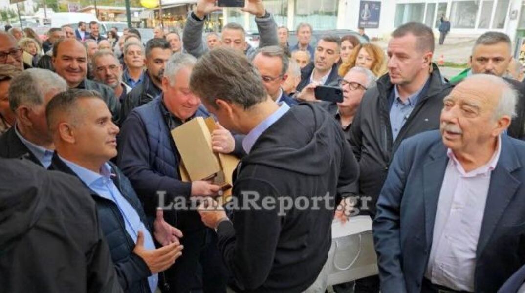 Έδωσαν δώρο κασελάκι στον Κυριάκο Μητσοτάκη στα Καμένα Βούρλα