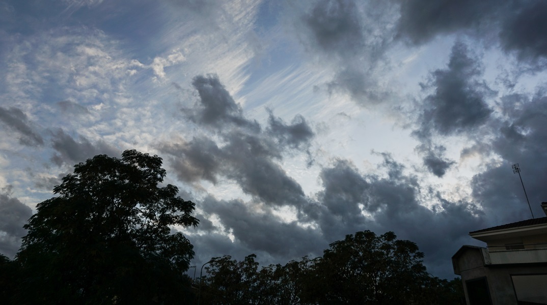 Συννεφιασμένος ο καιρός αύριο (24.11) με κατά τόπους βροχές - Μικρή άνοδος της θερμοκρασίας 