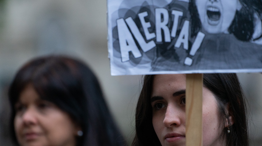 Στιγμιότυπο από διαδήλωση κατά των γυναικοκτονιών στην Ουρουγουάη