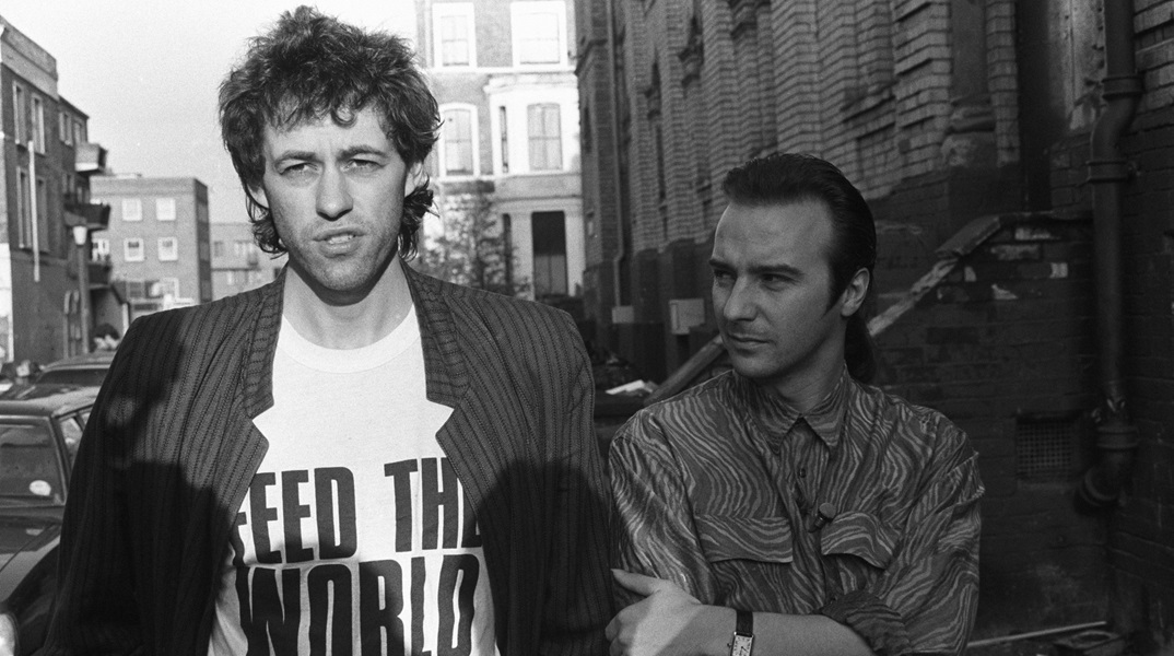 Ο Bob Geldof και o Midge Ure έξω από τα SARM Studios στο Notting Hill του Λονδίνου, κατά τη διάρκεια της ηχογράφησης του single της Band Aid «Do They Know It's Christmas?».