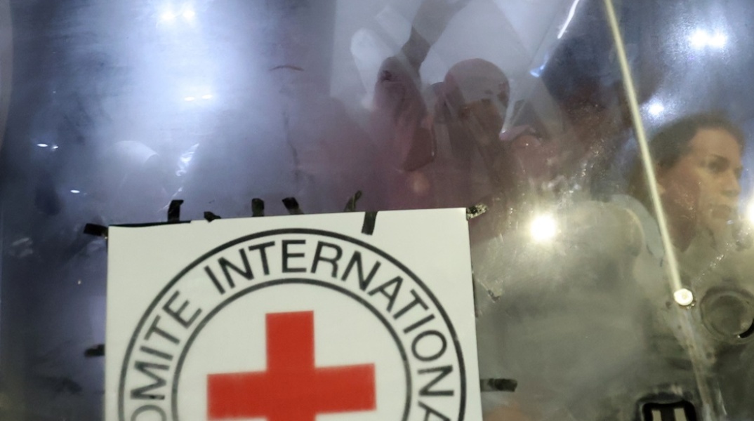 Λεωφορείο με άτομα που απελευθερώθηκαν από τη Χαμάς