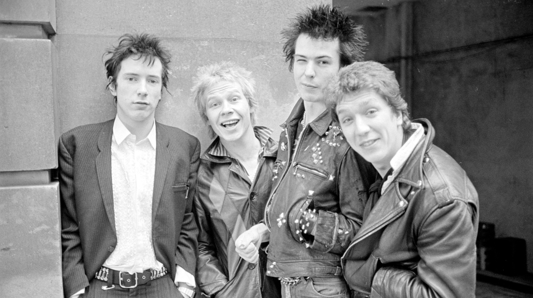Anarchy In The UK: Σαν σήμερα 26 Νοεμβρίου 1976 κυκλοφορεί το μανιφέστο των Sex Pistols αλλάζοντας για πάντα το punk