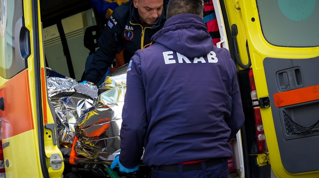 Άτομο μεταφέρεται από το ΕΚΑΒ στο νοσοκομείο της Μυτιλήνης