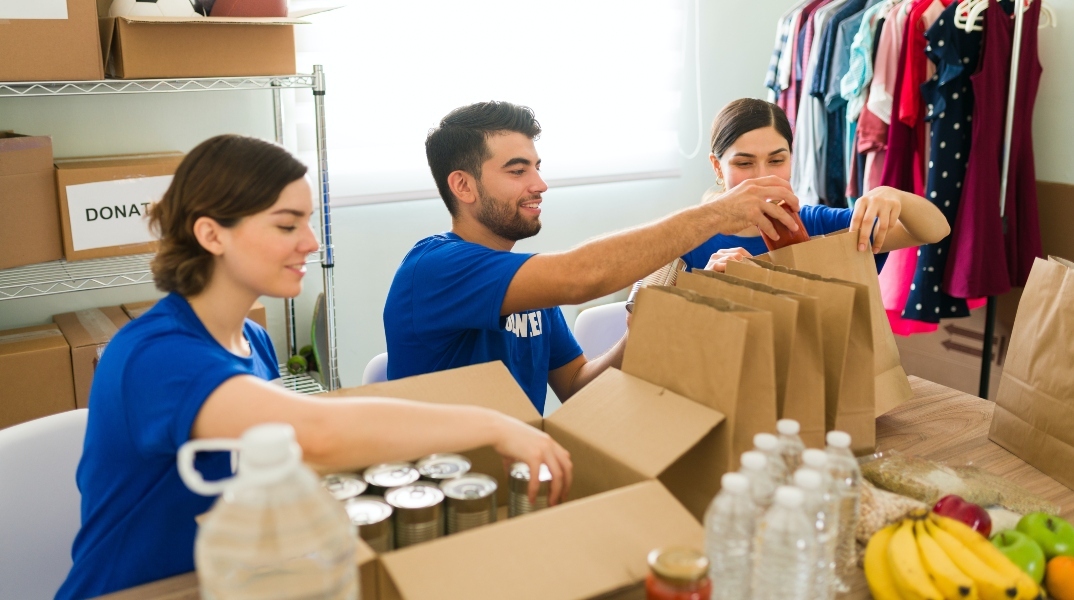 Giving Tuesday 2023: «Ενωμένοι Προσφέρουμε» - Ποιο είναι το παγκόσμιο κίνημα εθελοντισμού και δωρεών