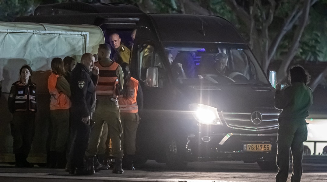 Στο Ισραήλ έφθασαν οι 12 όμηροι που απελευθέρωσε σήμερα η Χαμάς
