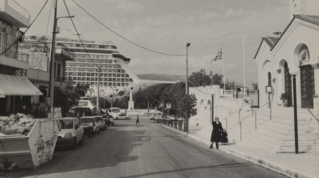 Η Έμμα Στόουν ποζάρει στον φακό του Γιώργου Λάνθιμου στους δρόμους της Αθήνας και γίνεται εξώφυλλο στο W Magazine