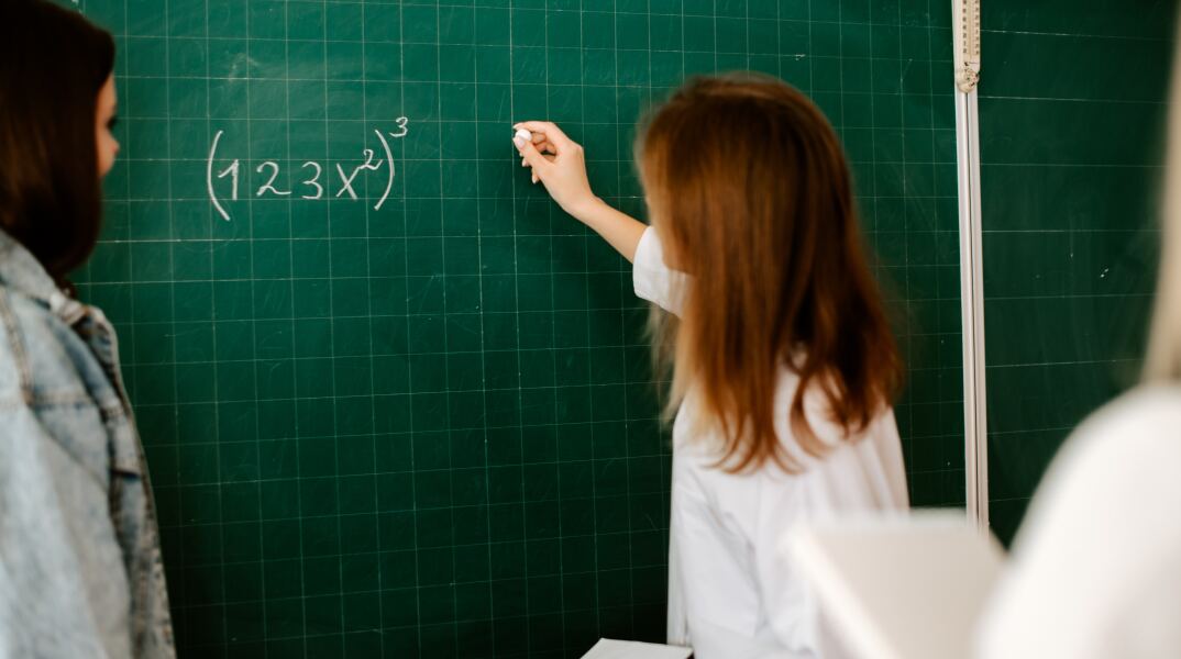 Καθηγήτρια σε αίθουσα