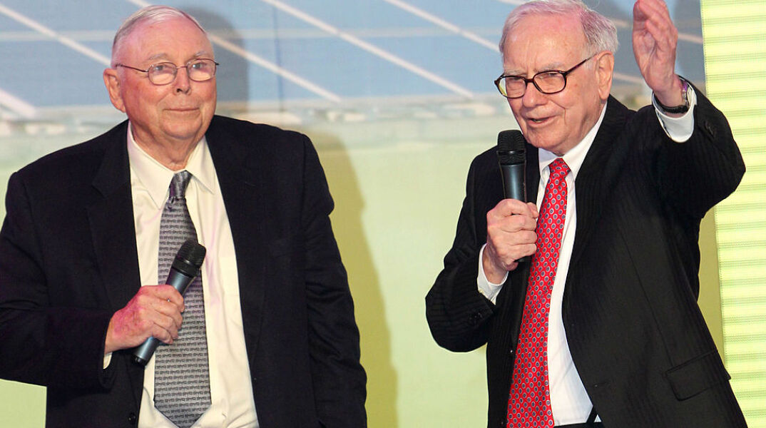 Ο Τσάρλι Μούνγκερ (αριστερά) με τον Γουόρεν Μπάφετ (δεξιά)