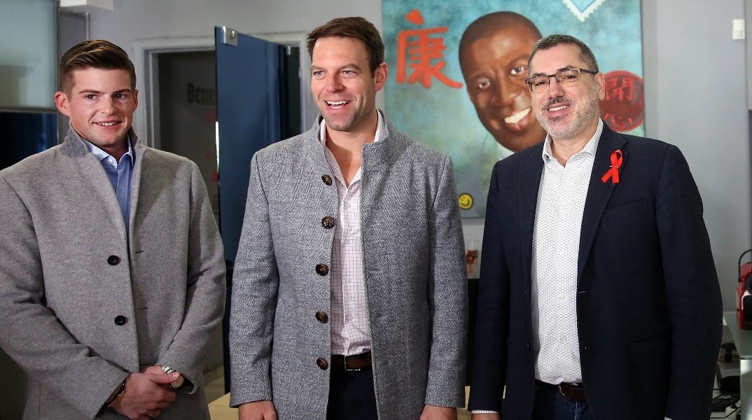 Ο Στέφανος Κασσελάκης μαζί με τον σύζυγό του Τάιλερ Μακμπέθ επισκέφθηκαν τον σύλλογο οροθετικών, «Θετική Φωνή»