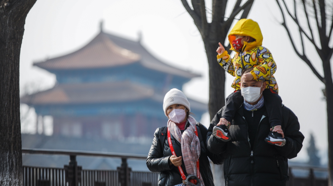 Οικογένεια με μάσκες στο Πεκίνο