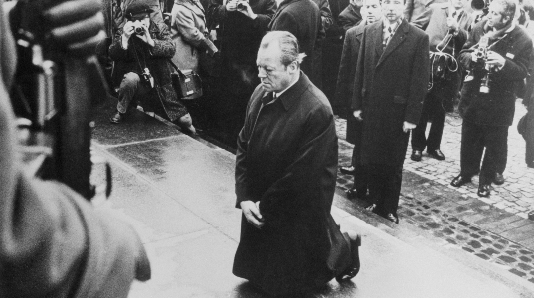 Σαν σήμερα το 1970 ο καγκελάριος Willy Brandt ζητάει γονατιστός συγγνώμη για τα θύματα των Ναζί