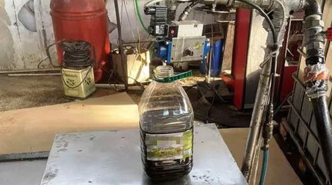 Το νοθευμένο ελαιόλαδο που εντόπισαν οι αστυνομικοί